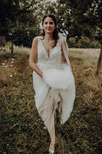 Our wonderful bride Nora decided on a wedding dress without a hoop skirt, it was important for her to have complete freedom of movement. She wanted to enjoy her outdoor wedding to the fullest