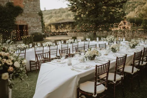 Tischdekoration-einer-toskanischen-kleinen-Hochzeit-Outdoor