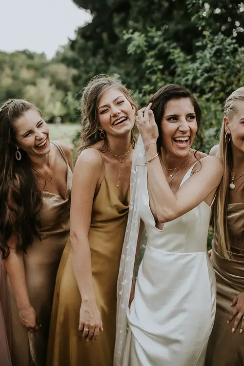 Lachende Braut mit ihren Brautjungfern bei einer Hochzeit im Jagdschloss Platte in Wiesbaden