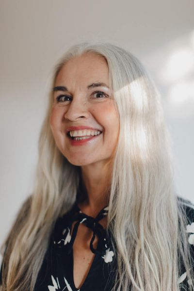 Silver Model Lange Graue Haare
